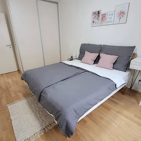 Newly Built Apartment With Balcony, Ac And Free Indoor Garage Prague Exterior photo